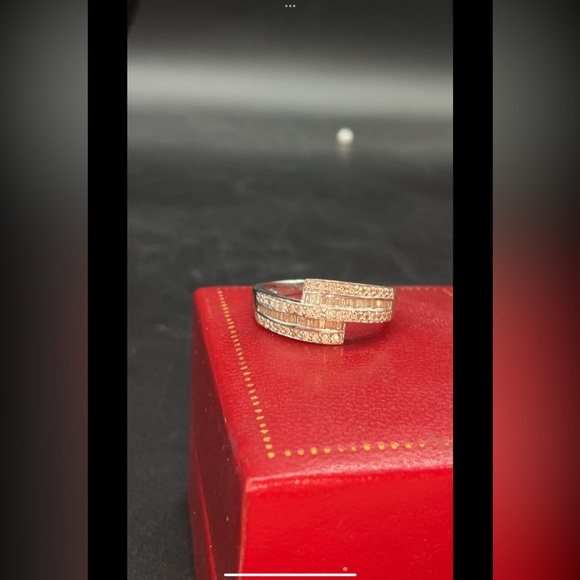 18k Baguette Cut Diamond Ring - Picture 3 of 14